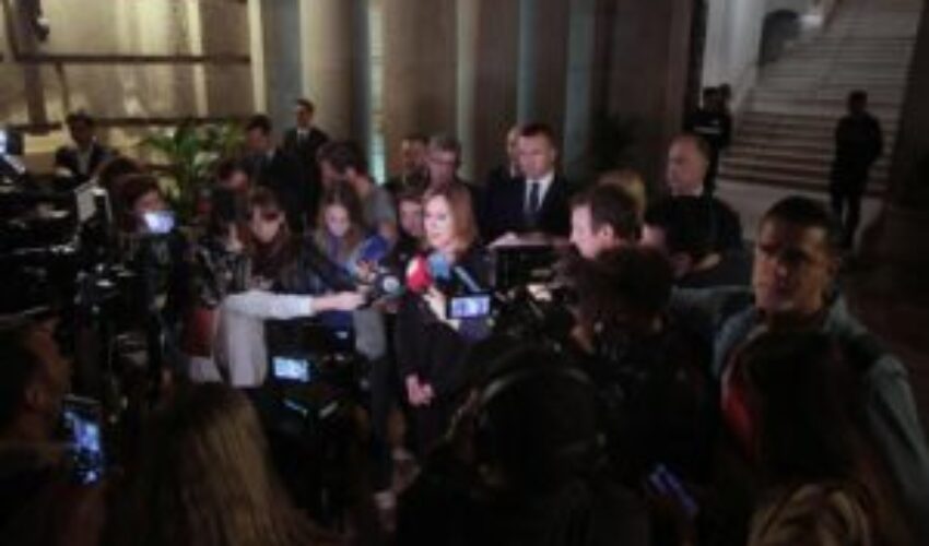 La alcaldesa de València, María José Catalá, atiende a los medios tras el minuto de silencio.
